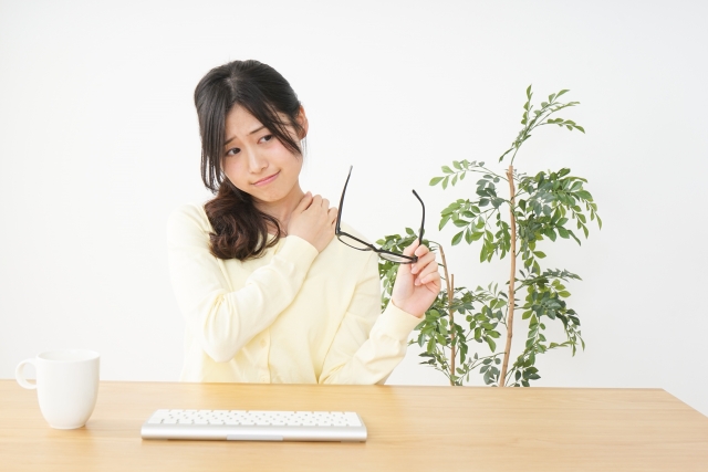 職場で違和感を覚え、ひとり思い悩む女性